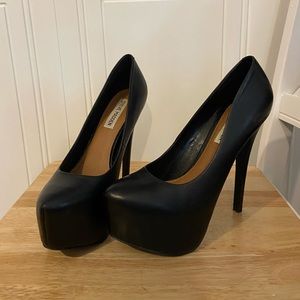 Steve Madden black pumps